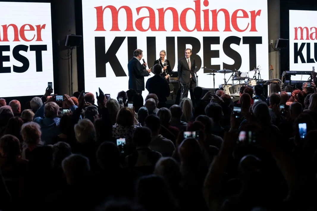 Photo by Alice Weidel on February 17, 2026. May be an image of crowd, concert and text that says 'ner EST ma KL mandiner KLLREST'.